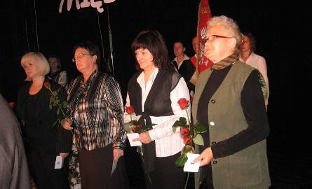 Z okazji jubileuszów honorowe odznaki Polskiego Związku Głuchych otrzymały od Koła Terenowego Związku oraz Teresa Pawlak. Stoja: Jadwiga Janas, Iwona