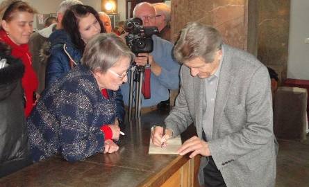 Niektórzy „łowcy autografów” pokazali aktorowi podpisy, które zdobyli 30 lat temu, podczas jego poprzedniego pobytu w Ostrowcu.