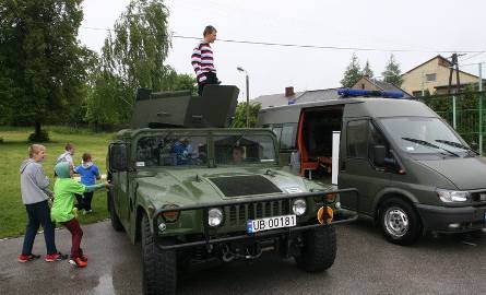 Hummer bojowy udostępniony przez Centrum Przygotowań do Misji Zagranicznych na Bukówce robił furorę. Każdy chciał usiąść za kierownicą.