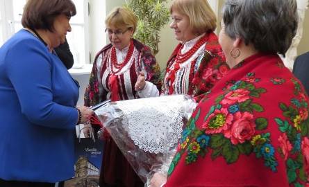 Rękodzieło przypadło do gustu Pierwszej Damie. – To są serwety, które wykonały nasze gospodynie – mówiła przewodnicząca Chełmowianek Wioletta Krzyżanowska.