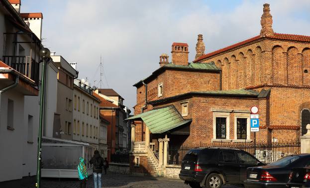 Kraków Miastem Roku 2021: stara synagoga na Kazimierzu. Zabytki kultury żydowskiej przyciągają do Krakowa wielu zagranicznych turystów. Niejeden szuka