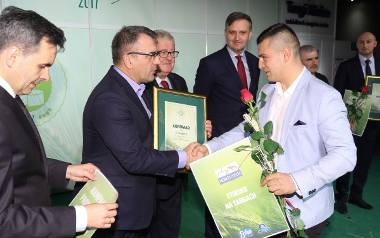 Nagrodę za drugie miejsce w akcji Firma Przyjazna Rolnikowi odbierał Patryk Tadie z przedsiębiorstwa Agromar od Piotra Żołądka, członka zarządu woje
