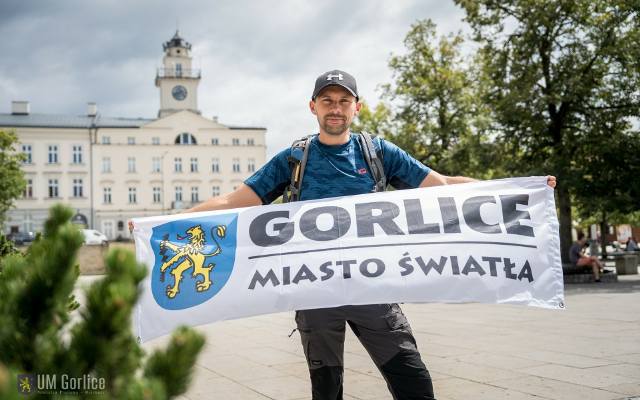 Piotr Fejkiel od urodzenia chodzi Gdzie Buty Poniosą. Teraz  zamierza zdobyć Koronę Europy. Na szczyty wniesie flagę Gorlic - Miasta Światła