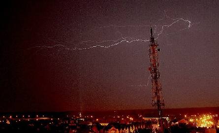 Burza nad Ostrołęką! Zobacz niesamowite zdjęcia błyskawic nadesłane przez Internautę