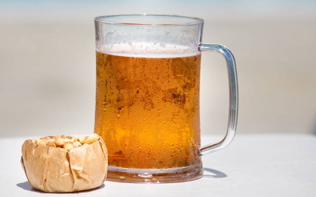 Oto skutki picia piwa jesienią. Czy jedno dziennie szkodzi? Takie są zalecenia ekspertów!