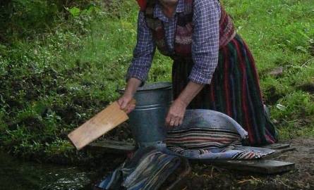 Zofia Cisek jest jedną z kilku mieszkanek Michniowa, które nadal piorą tradycyjną metodą.