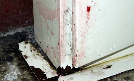 O brutalności sprawców świadczą liczne ślady krwi widoczne na schodach.