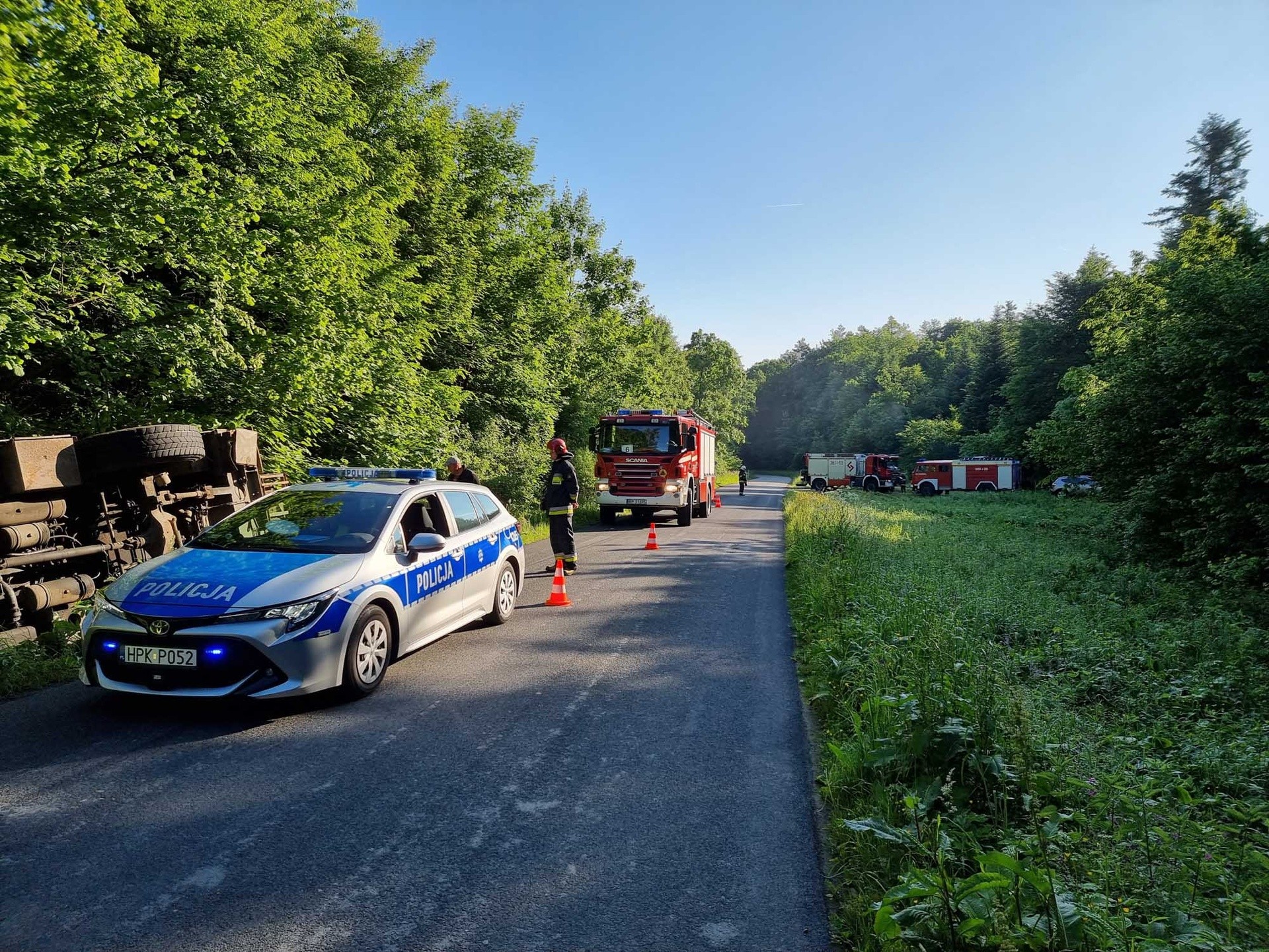 Wypadek dźwigu na drodze w Makowej w powiecie przemyskim