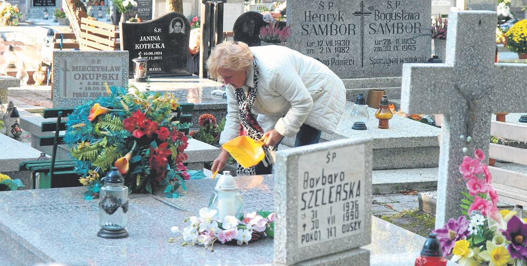 Codziennie na cmentarz w Koszalinie przyjeżdża dużo więcej osób niż zwykle. Zamiatają, grabią liście, myją nagrobki, a także zapalają znicze. Jednym
