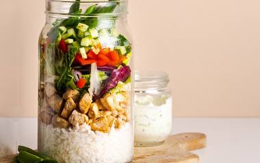 Lunchbox z ryżem, kurczakiem i warzywami.