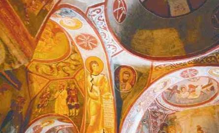 Te wspaniałe freski zachowały żywe kolory dzięki niewielkiemu dopływowi światła w skalnych kościółkach w Goreme.