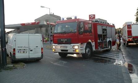 Przez kilka godzin trwały działania strażaków na stacji paliw przy ulicy Pińczowskiej w Jęderzejowie. W tym czasie teren zabezpieczała policja.
