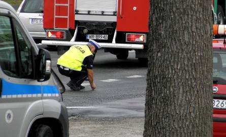 Na miejscu wypadku pracowali policjanci z radomskiej drogówki, drogę zabezpieczali strażacy. W tym czasie ruch w kierunku Warszawy odbywał się jednym