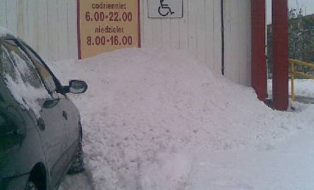 Hałdy śniegu zgarnięto na miejsce dla inwalidów