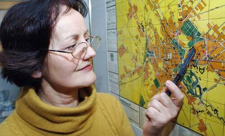 Danuta Szewczyk, historyk w koszalińskim Muzeum, pokazuje na przedwojennej mapie zaznaczone budynki socjalne. – Głównie mieszkały w nich wdowy. Ale zdarzały