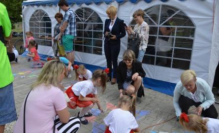 Dzieci uczestniczyły w wielu konkursach z nagrodami, m.in. malowaniu alei gwiazd.