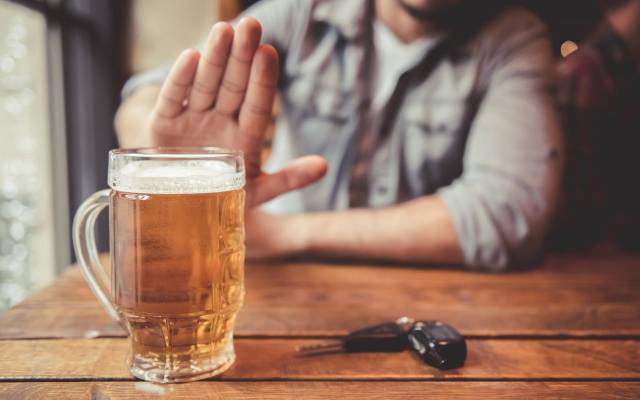 Ile trzeźwieje się po piwie? Jak obliczyć promile? Ile godzin po wypiciu alkoholu można wsiąść za kierownicę? 12.02.2024