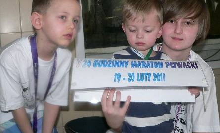 Najmłodszy maratończyk – trzylatek Wojtuś Wojas (w środku) miał na basenie opiekę rodzeństwa, Patrycji i Adriana.