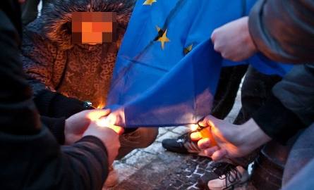 Demonstranci podpalili unijną flagę na znak protestu.