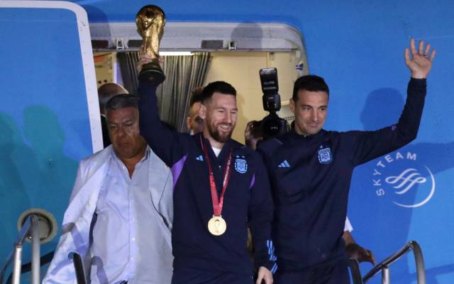 MŚ 2022. Argentyńczycy przywitali mistrzów świata. Kibice w Buenos Aires obecni o trzeciej nad ranem na lotnisku. Czas na fiestę! 