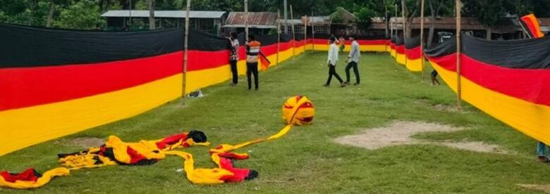 Rolnik z Bangladeszu kocha Niemców. Zrobił więc 7,5-kilometrową flagę na mundial