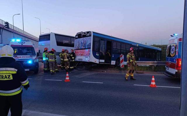 Tragiczny wypadek w Krakowie. Zderzenie autobusu miejskiego z autokarem prywatnego przewoźnika. Jedna osoba nie żyje