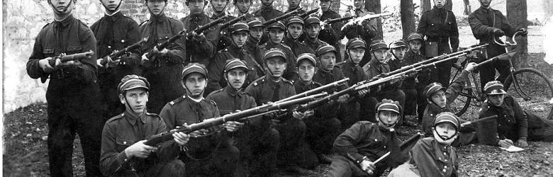 Lubelski oddział Betaru podczas ćwiczeń z bronią w terenie. Luty 1933 r.