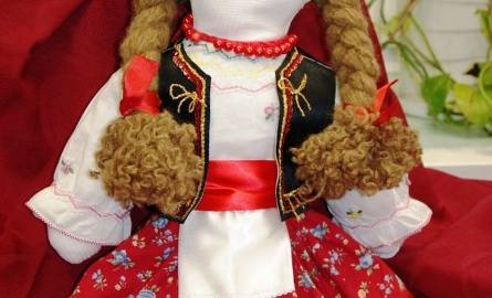 Autorką tej lalki jest Ewa Zawadzka z kl. VIa. Lala ma na imię Zuzia i reprezentuje Polskę.