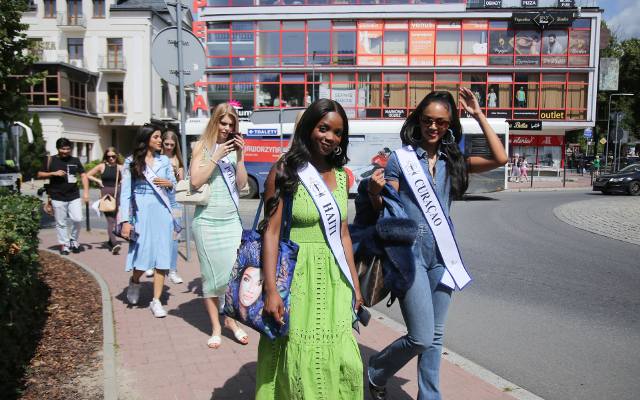 Miss Supranational. Spacer po Krynicy. Kandydatki nie próżnowały, otrzymały cenne wskazówki