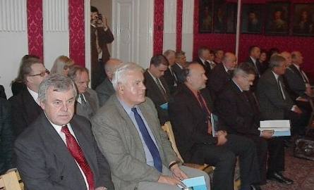 Podczas obrad o kuźnictwie, od lewej: członek Zarządu Województwa Świętokrzyskiego Tadeusz Jóźwik, prezes kieleckiej Naczelnej Organizacji Technicznej