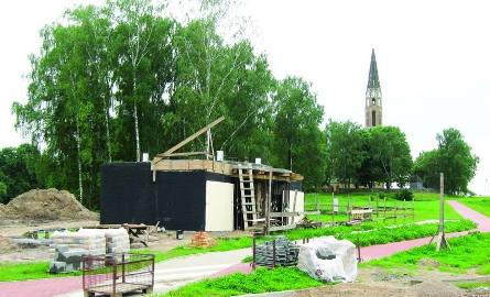 Obecnie konstrukcja wiatraka jest ustawiana w pobliżu kościoła w Korycinie