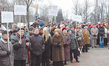 Ponad setka mieszkańców Augustowa zebrała się na wiecu przed urzędem miejskim. Spalili jedną z gazet popierających ekologów.