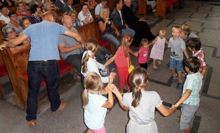 Dzieci radośnie przyjęły muzykę gospel.