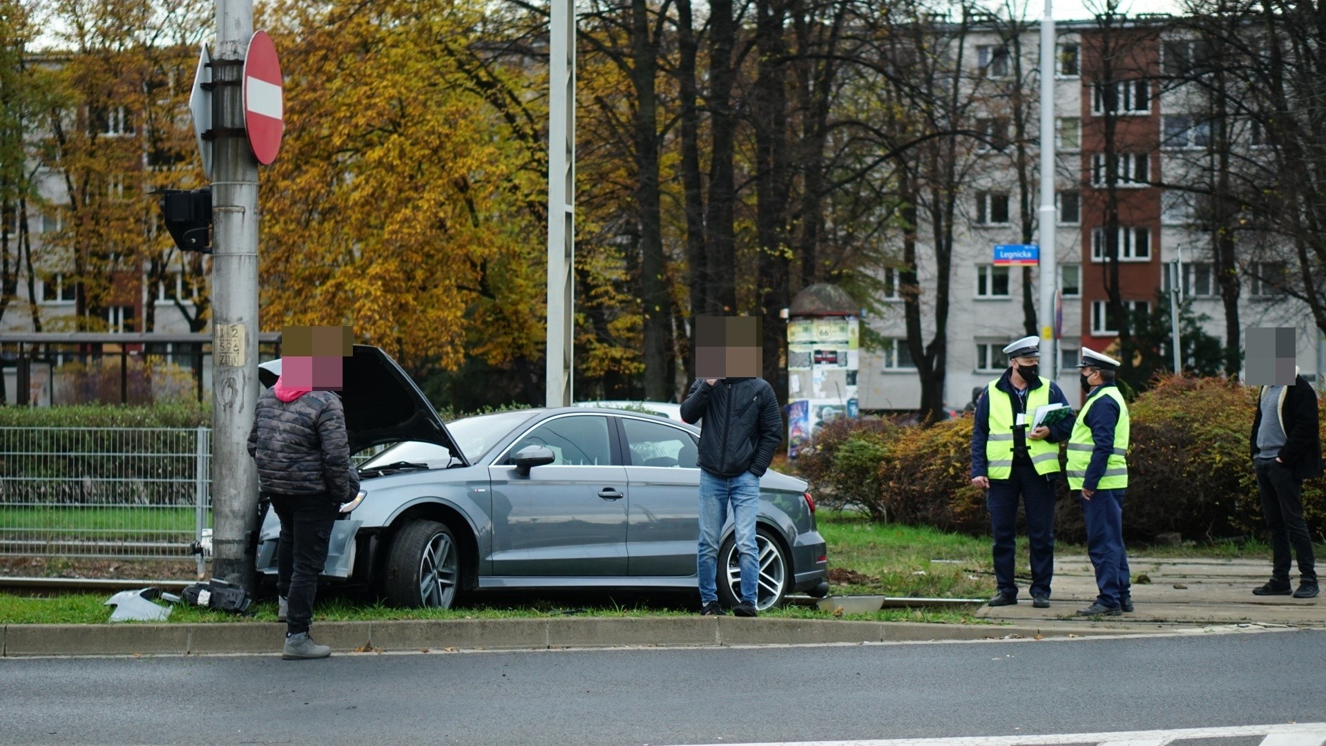 Samochód uderzył w słup na Legnickiej i zablokował