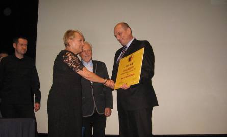 I nagrodę otrzymał film "Polacy” w reżyseriii Marii Dłużniewskiej. Odbiera ją Maria Dłużniewska.