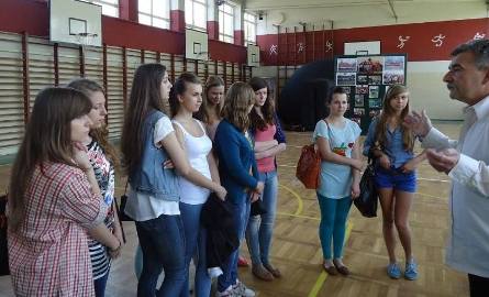 Witold Fitas opowiada gimnazjalistom o szkole