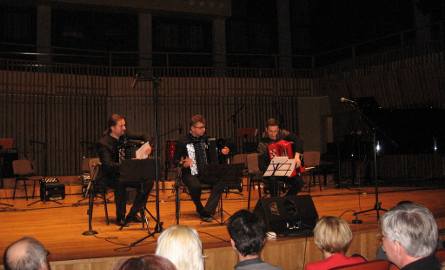 Gra trio akordeonowe: Eneasz Kubit, Bartosz Kołsut i Paweł Janas .