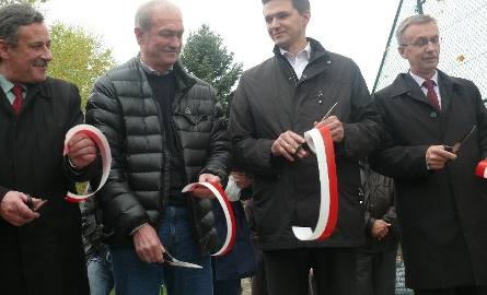 Od lewej Paweł Błaszkiewicz - przewodniczący Rady Miejskiej w Jędrzejowie, Franciszek Smuda - selekcjoner polskiej reprezentacji piłkarskiej, Adam Jarubas