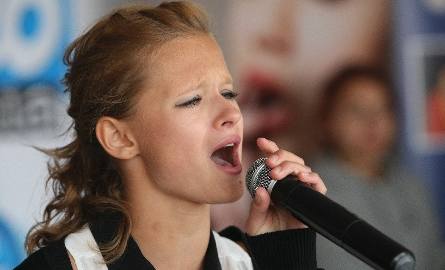 Kasia Lajs jako uczestniczka wyborów Miss Umru zaspiewała hit "Babę zesłał Bóg".
