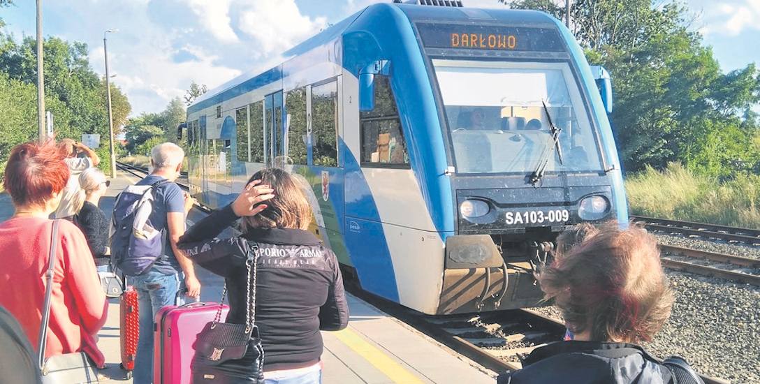 Z pociągu na trasie ze Sławna do Darłowa korzystają nie tylko mieszkańcy powiatu sławieńskiego. Jadą nim także turyści z odległych rejonów Polski