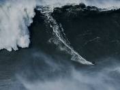 Zdjęcie do artykułu: Największa fala, na jakiej kiedykolwiek surfowano. Szatańskie wyczyny Sebastiana Steudtnera. Jürgen Klopp i Liverpool dobrze go pamiętają