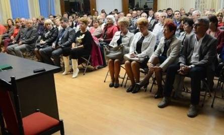 Wszystkie miejsca siedzące na sali konferencyjnej Starostwa Powiatowego w Opatowie były zajęte. Część osób stała.