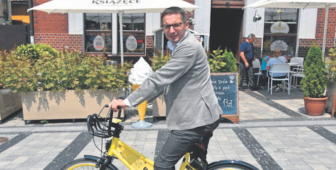 Piotr Kuczera, prezydent Rybnika wspólnie z dziennikarzami przetestował rower miejski na ulicach miasta
