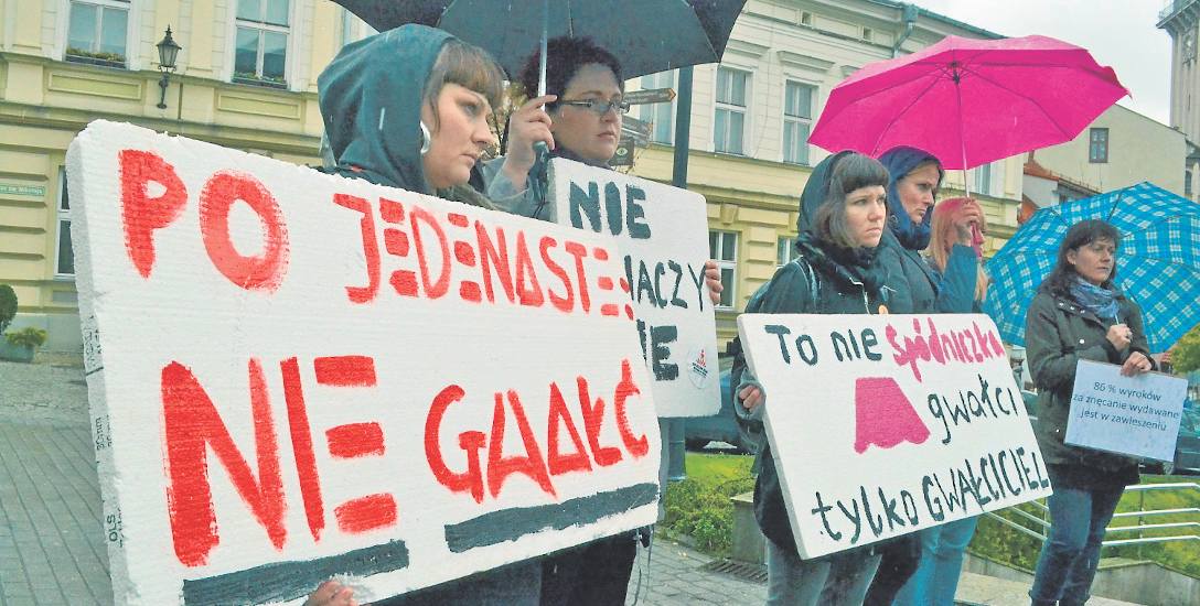 Pikietujący krytykowali wyrok w sprawie gwałtu w Pietrzyko¬wicach i przywoływali przykłady innych niskich wyroków.