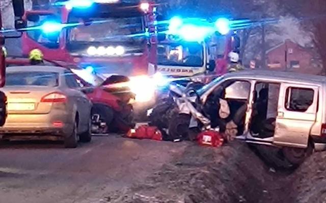 Makabryczny wypadek w Wielkopolsce! Doszło do czołowego zderzenia aut. Trzy kobiety trafiły do szpitala