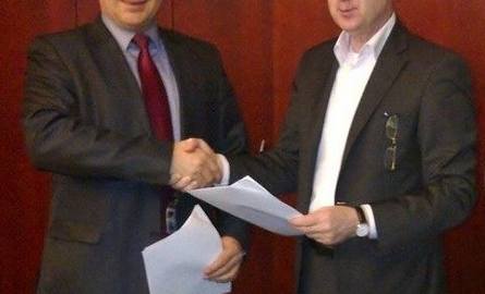 Umowę na obsługę paliwową samolotów podpisali prezes Portu Lotniczego Radom Tomasz Siwak oraz prezes Petrolotu Ireneusz Wesołowski.