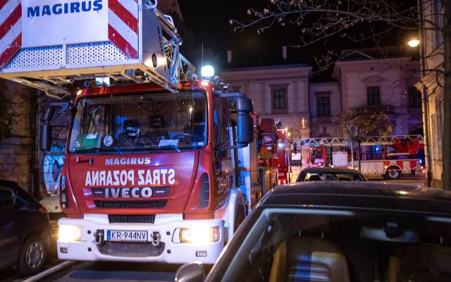 Pożar w piwnicy na ulicy Czapskich w Krakowie. Choć wyglądało groźnie, to skończyło się głównie na strachu