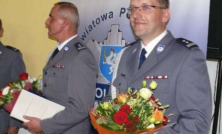 Z prawej nowy komendant jędrzejowskiej policji młodszy inspektor Krzysztof Kozieł. Z lewej dotychczasowy komendant Sławomir Sędybył, który został szefem
