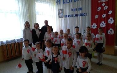 Śpiewanie hymnu w Szkole Podstawowej w Dobrzeszowie Filia w Sarbicach