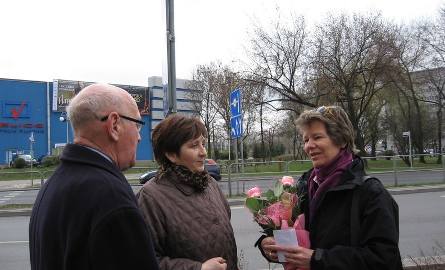 Pani Felicity towarzyszyli Jerzy Przyborowski i Barbara Pikiewicz ze Społecznego Komitetu Ochrony Zabytkowego Cmentarza przy ulicy Limanowskiego